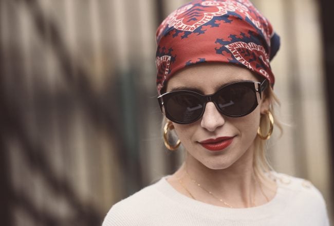 femme qui porte un foulard de mode