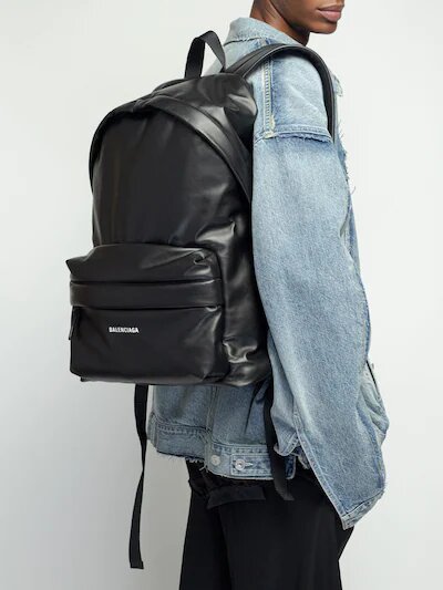 Ein Mann, der einen gepolsterten Lederrucksack von Balenciaga trägt