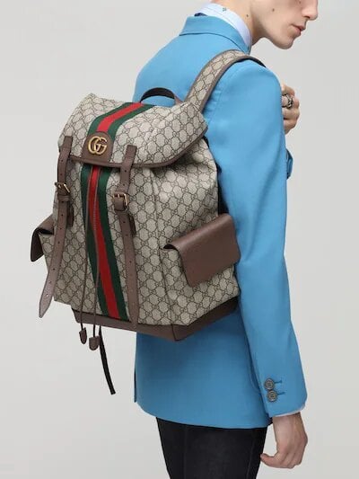 Ophidia-Rucksack von Gucci, getragen von einem Mann in einer blauen Jacke