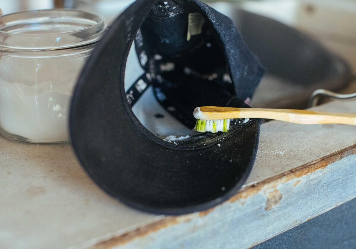 Laver une casquette avec du bicarbonate de soude pour enlever les taches de sueur