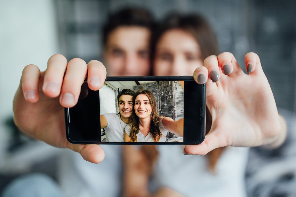 Ein Paar, das ein Selfie mit einem Handy macht