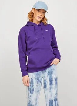 Frau trägt ein geschlossenes Sweatshirt von der Marke Under Armour