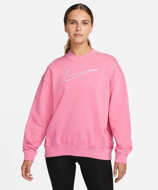 Frau trägt das rosa Nike Dri-fit Sweatshirt