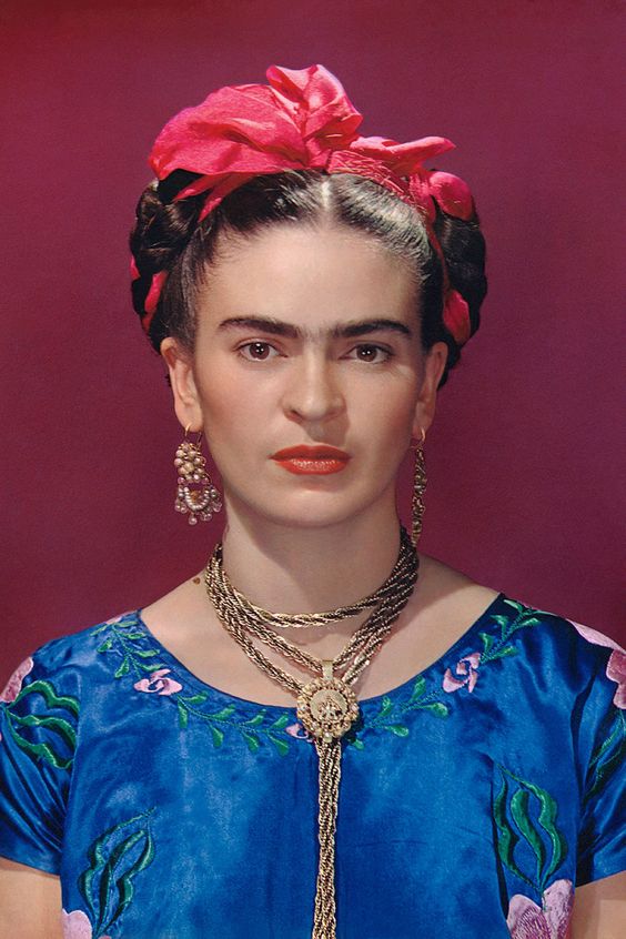 Coiffure avec tresses et fleurs Frida Kahlo
