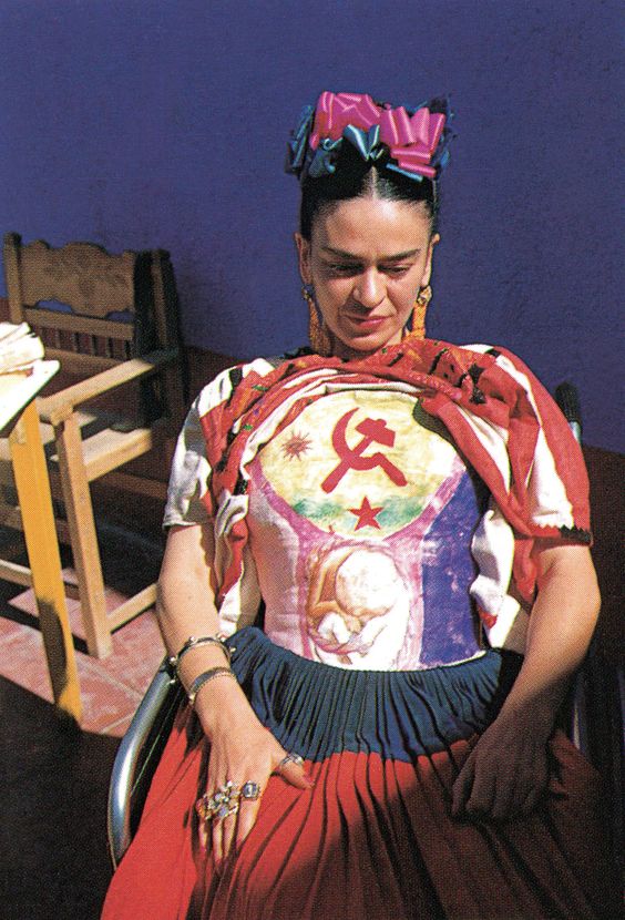 Frida Kahlo montrant son corset peint sous son huipil