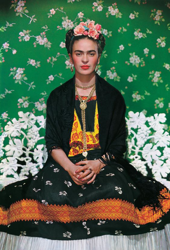 Tenue traditionnelle de Frida Kahlo photographiée par Nickolas Muray