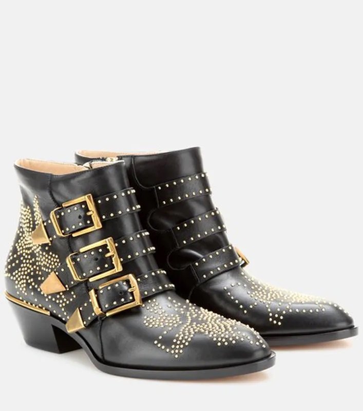 Schwarze Stiefeletten mit goldenen Nieten