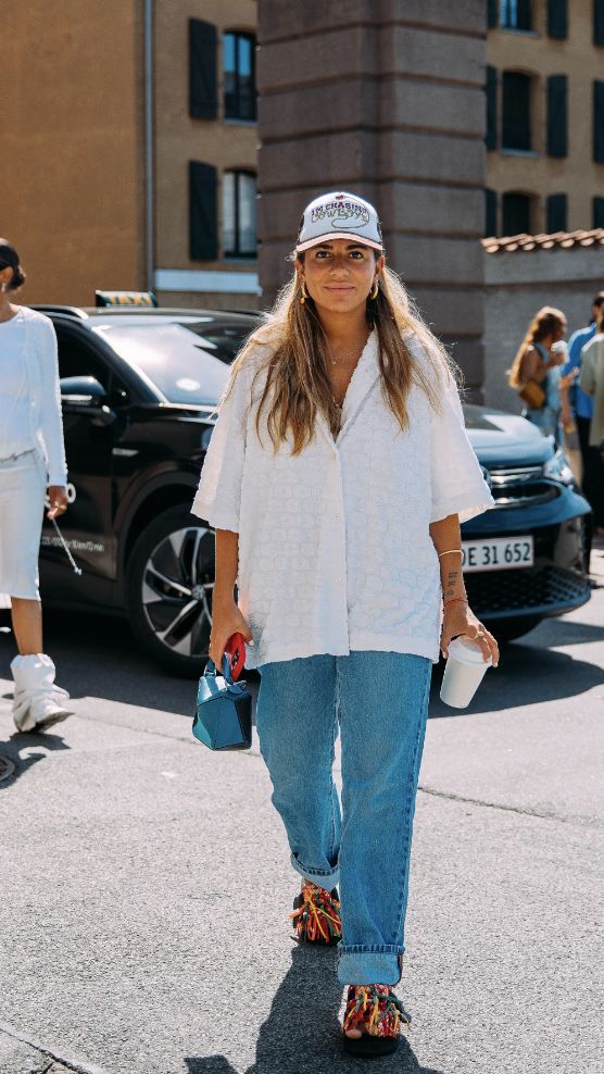 Frau, die in einem Frühlingsoutfit fotografiert wird