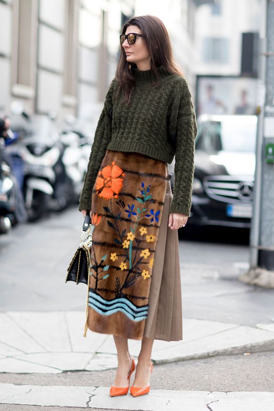 Frau, die einen Rock mit floralen Details trägt