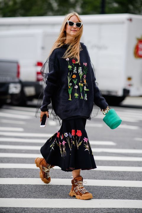 Frau, die ein blumiges Outfit trägt