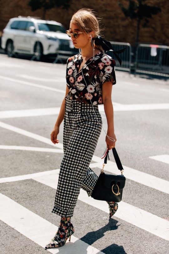 Streetstyle mit einem Blumenshirt für den Frühling