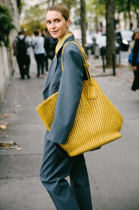 Eine Frau trägt eine XXL gelbe Tasche
