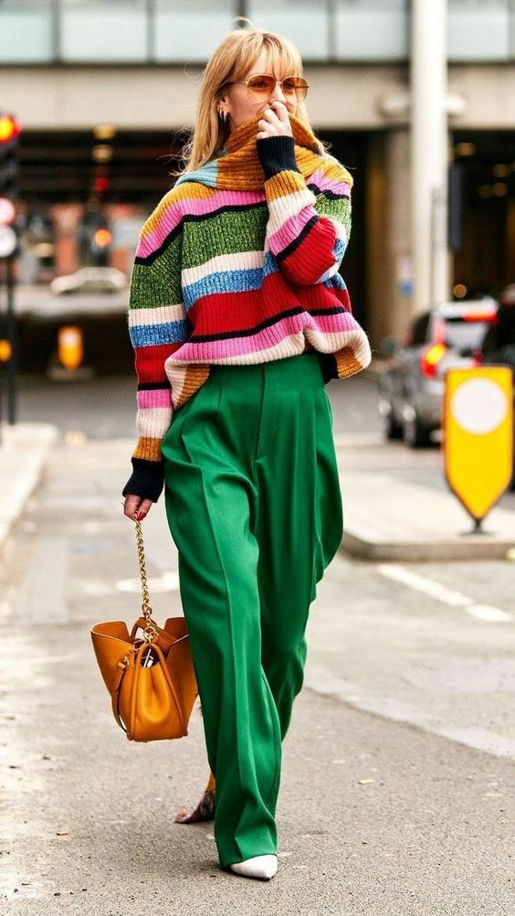 Style élégant avec un pull en tricot porté par une femme.