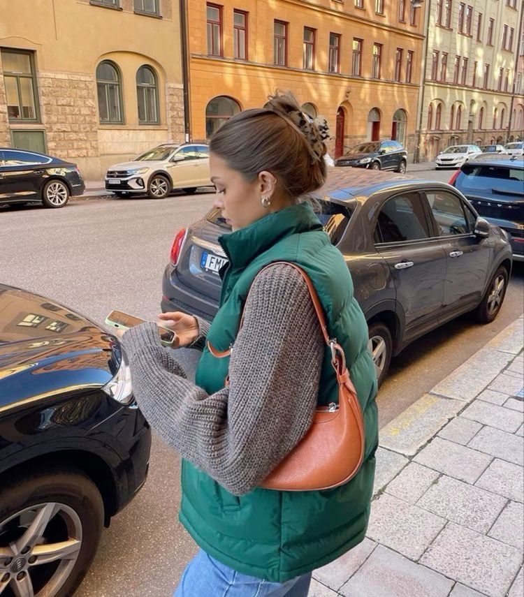 Look Frau mit ärmelloser Daunenjacke