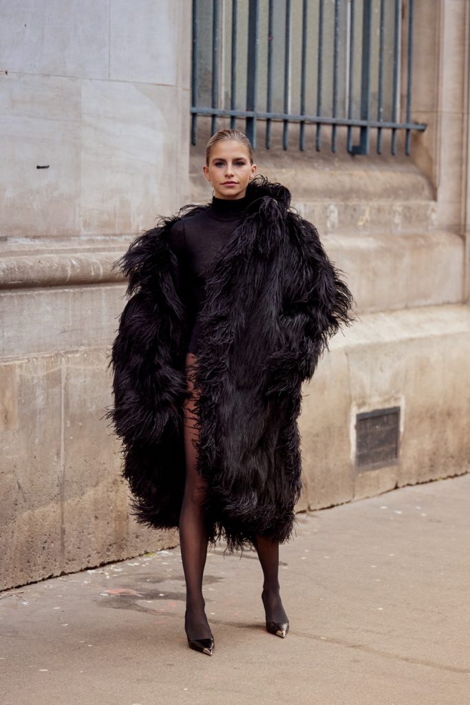 Der flauschige Mantel wird das Komfortstück dieses Winters sein 8 Paris Couture 5867 683x1024 1