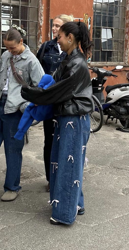 Pantalon jean avec noeuds attachées