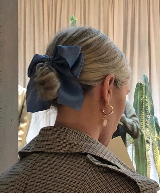 Coiffure avec un chignon et noeud