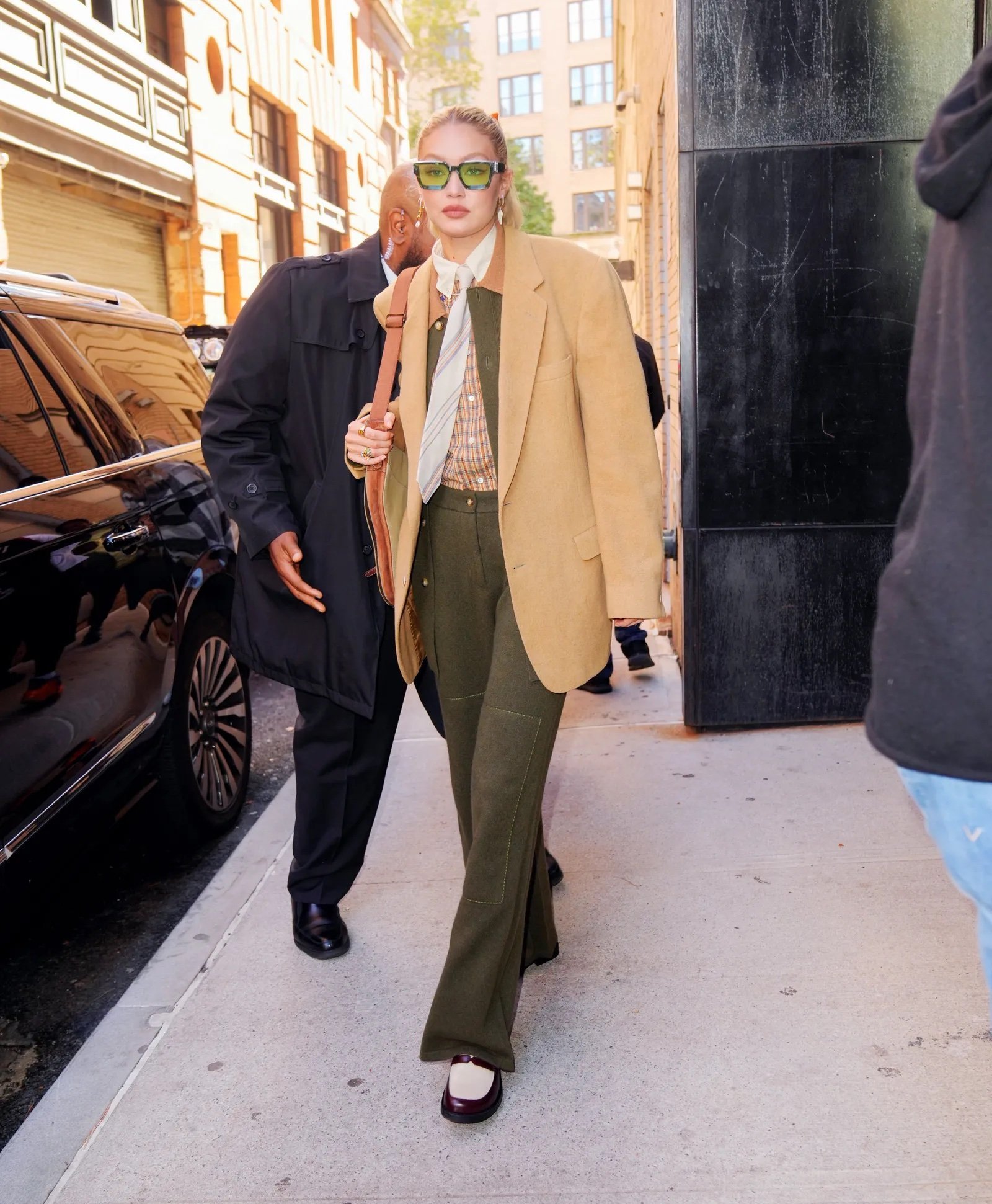 Gigi Hadid trägt ein Eclectic Grandpa Core-Outfit