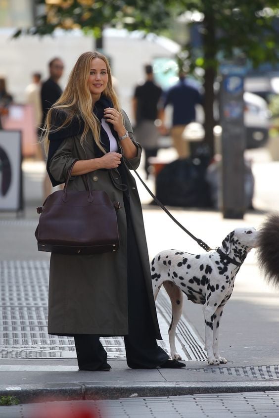 Jennifer Lawrence mit der Margaux-Tasche von The Row