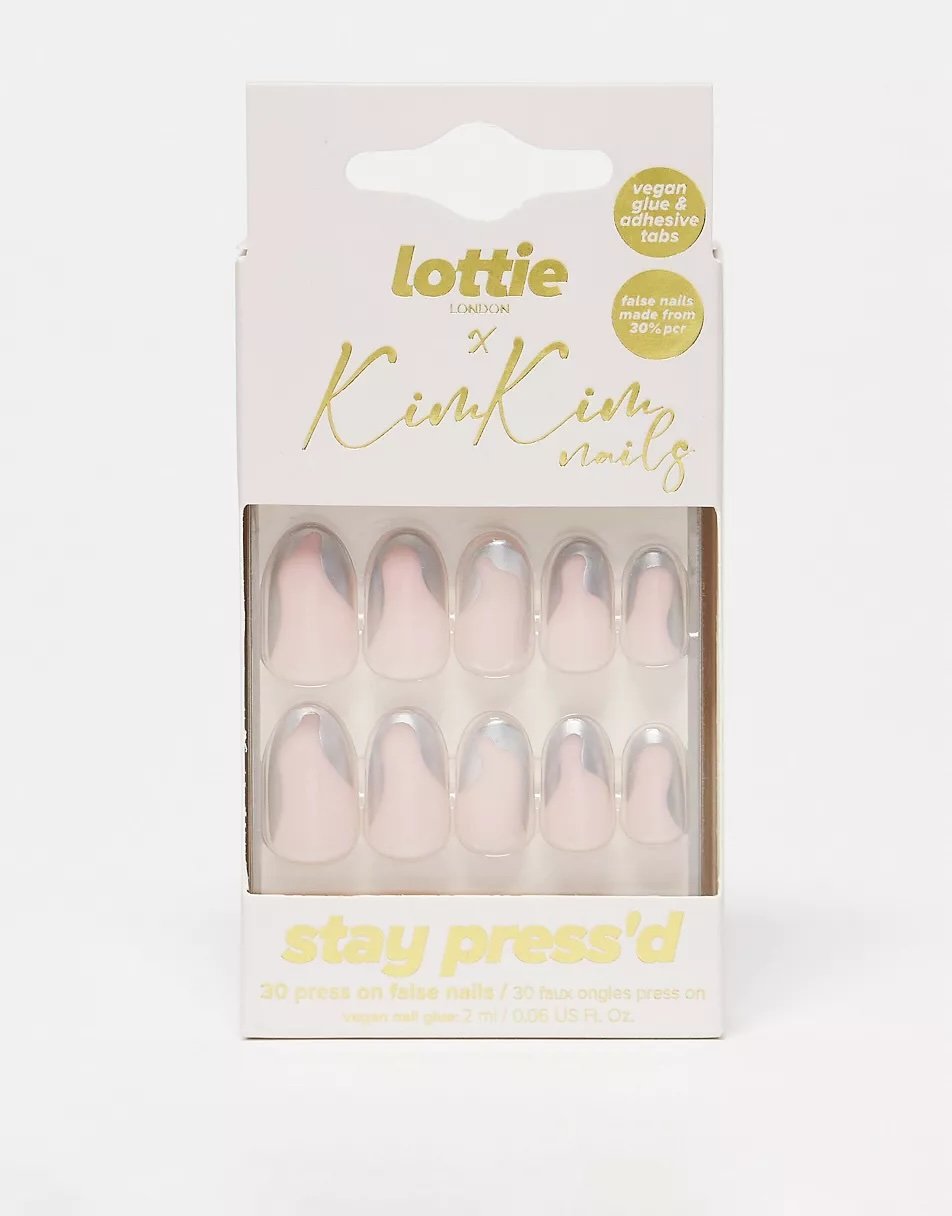 Metallische Fake-Nägel von Lottie London X KimKim