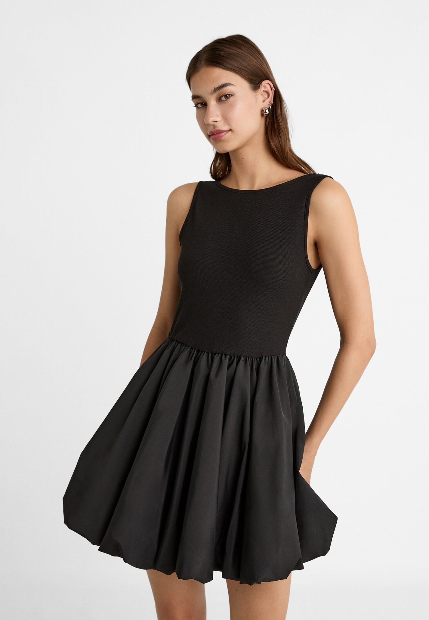 Schwarzes voluminöses Kleid von Stradivarius