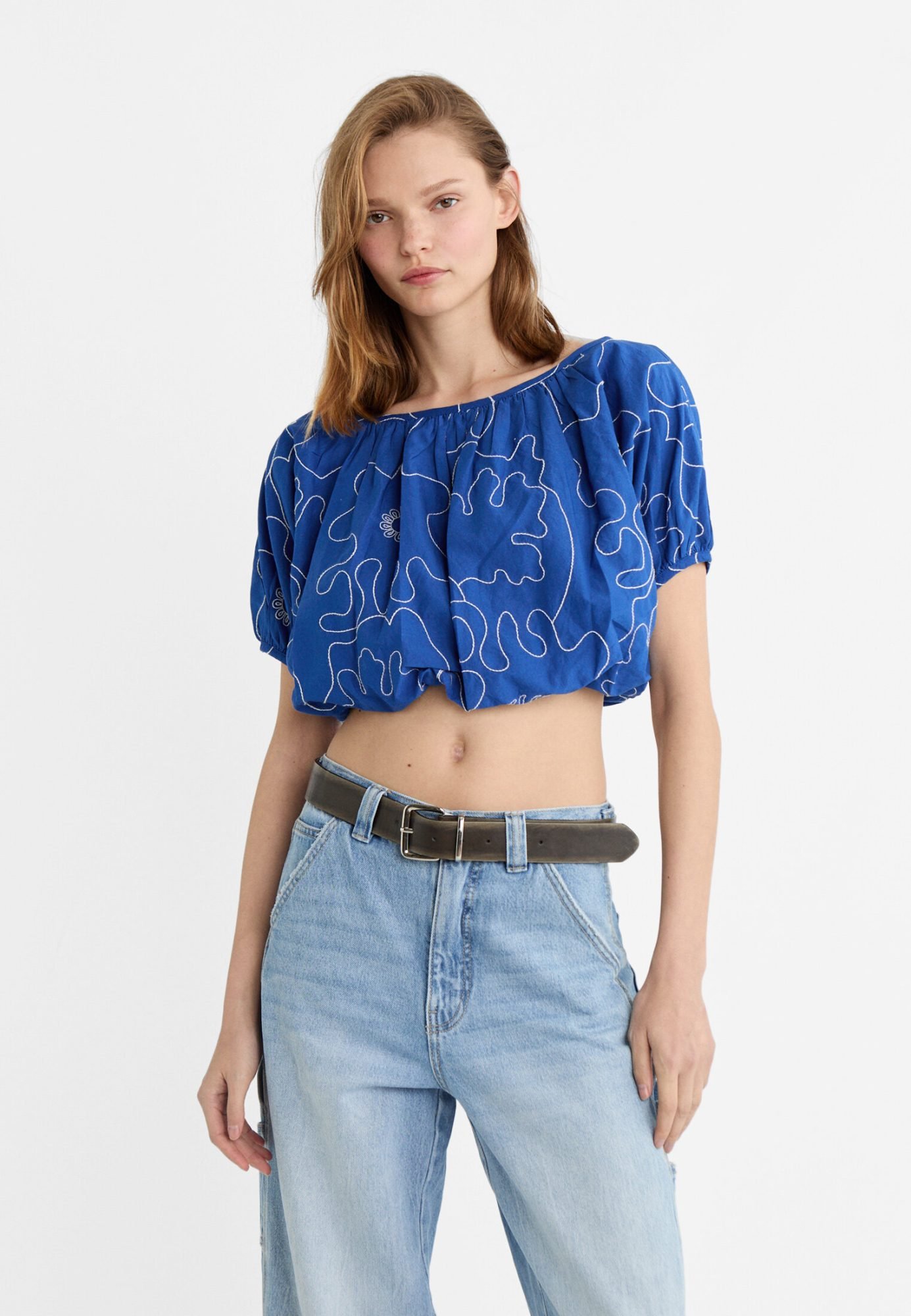 Pufftop mit Stickereien von Stradivarius