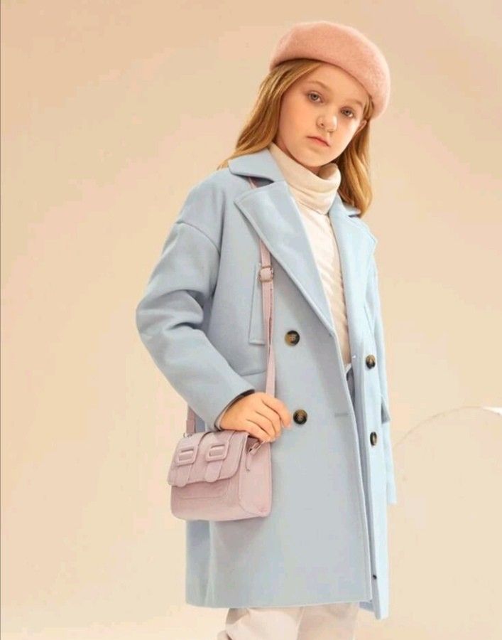 Die 5 Mädchenmantel-Trends, die Sie diesen Winter annehmen sollten 4 Le caban le retour de lelegance intemporelle Les 5 tendances manteaux fille a adopter cet hiver Modalova