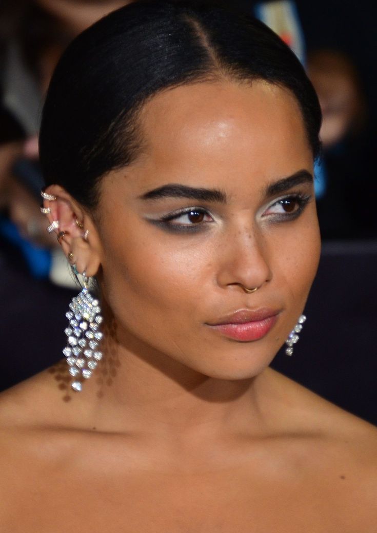 Warum sind Ear Cuffs die Schlüssel-Schmuckstücke der Saison? 2 Quelle influence mode et culturelle derriere le retour des manchettes doreille Pourquoi les ear cuffs sont ils les bijoux phares de la saison Modalova