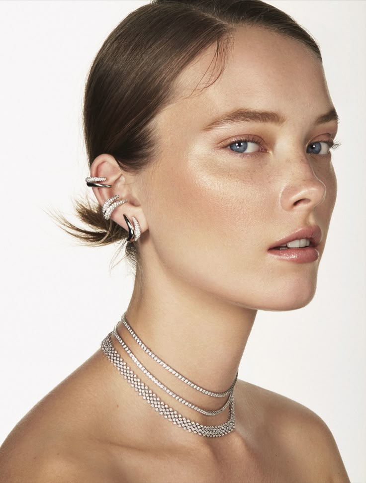 Warum ziehen Ohrpiercings die Modeikonen an? 2 Le piercing nouvel accessoire couture Pourquoi les piercings doreilles seduisent ils les icones de mode Modalova