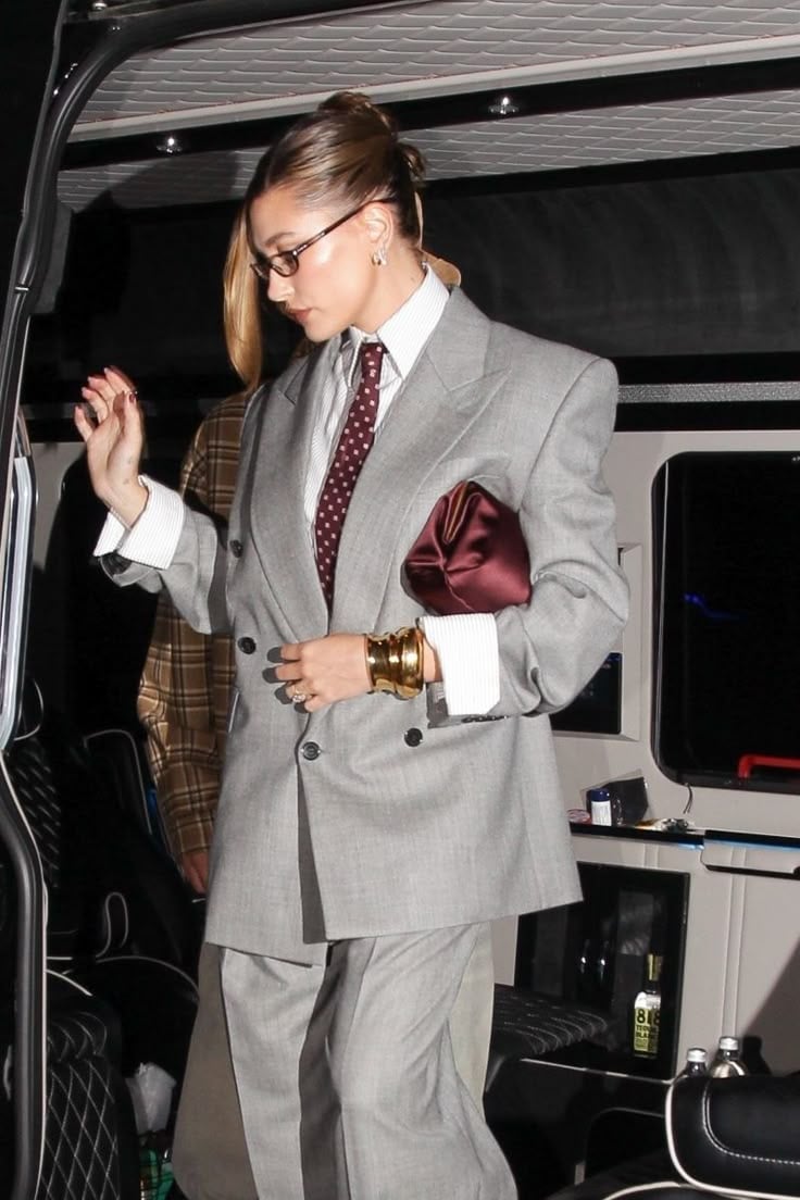 Costume gris Hailey Bieber