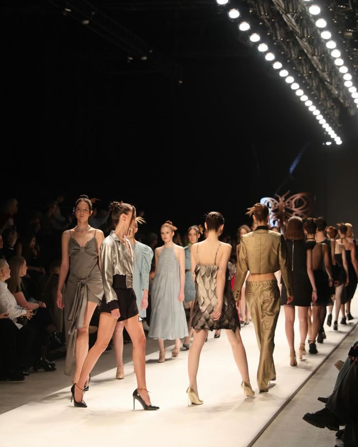 Vom Entwurf zum Ritual Die Kunst des ersten Auftritts Vom Moodboard zum Modehaus Die Geburt eines Couture Traums Modalova