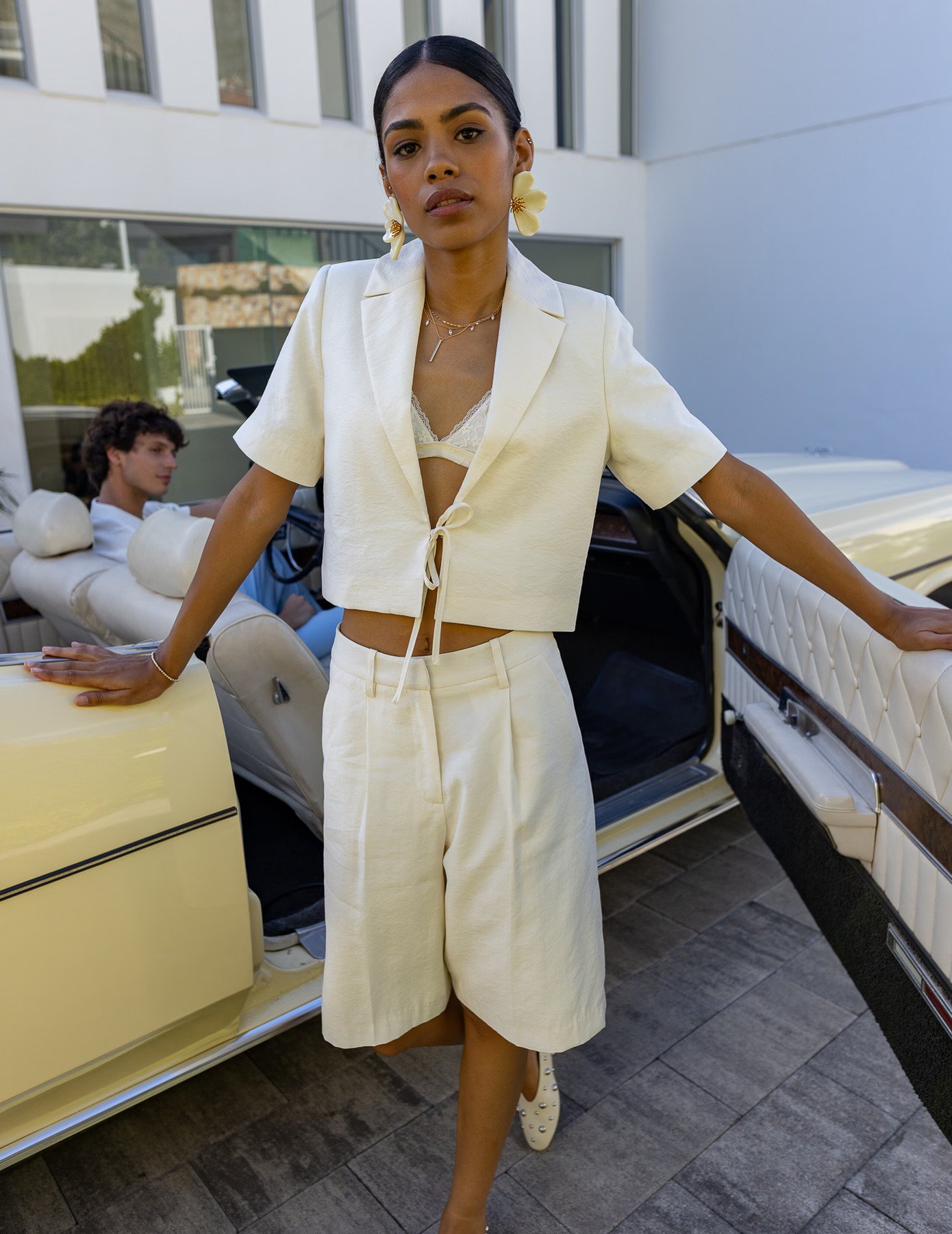 Die neuen Regeln für das Tragen der Jacke im Sommer 6 Choisir la bonne coupe oversize crop ou fluide Les nouvelles regles pour porter la veste en ete Modalova