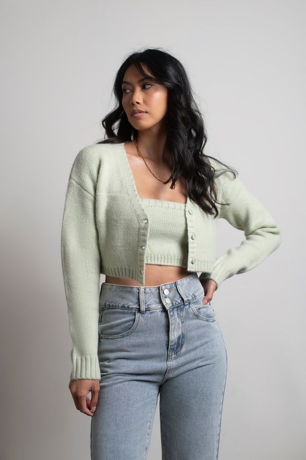 Strickjacke im Sommer: 5 Looks, die das Comeback des Klassikers definieren 3 Cropped figurbetont Das Y2K Revival mit Stil Strickjacke im Sommer 5 Looks die das Comeback des Klassikers definieren Modalova