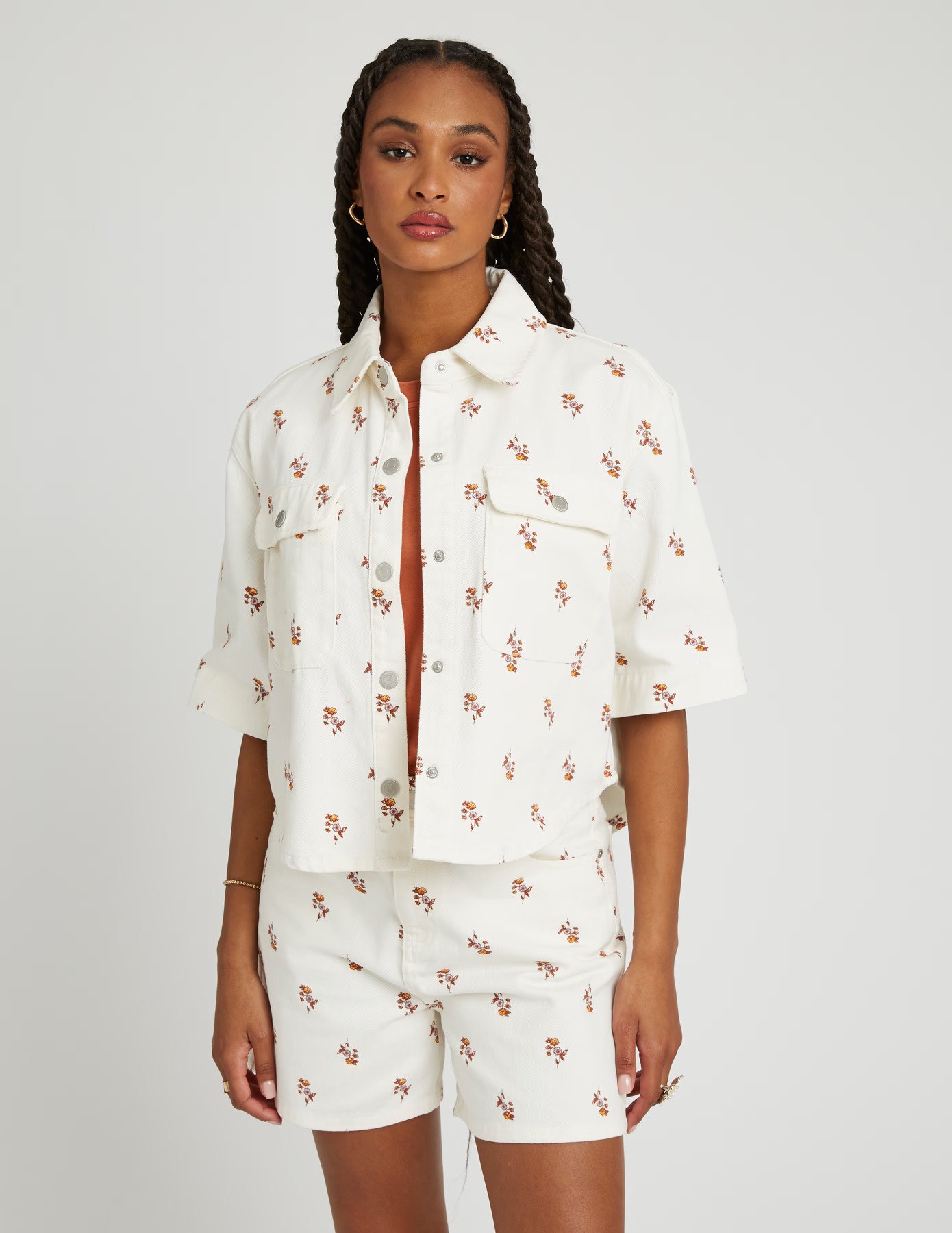 Die neuen Regeln für das Tragen der Jacke im Sommer 14 Layering estival maitriser les volumes avec justesse Les nouvelles regles pour porter la veste en ete Modalova