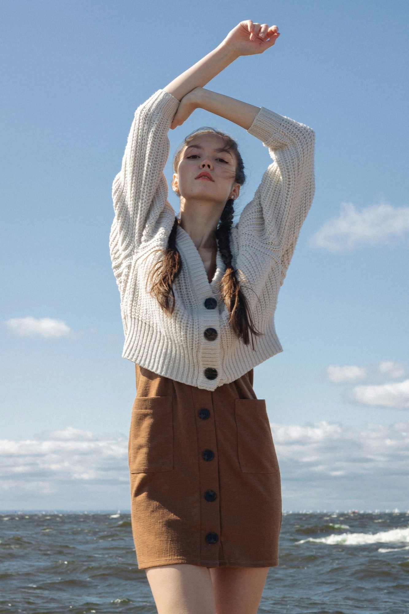 Strickjacke im Sommer: 5 Looks, die das Comeback des Klassikers definieren 2 Ueber einem fliessenden Kleid Weich trifft auf Struktur Strickjacke im Sommer 5 Looks die das Comeback des Klassikers definieren Modalova