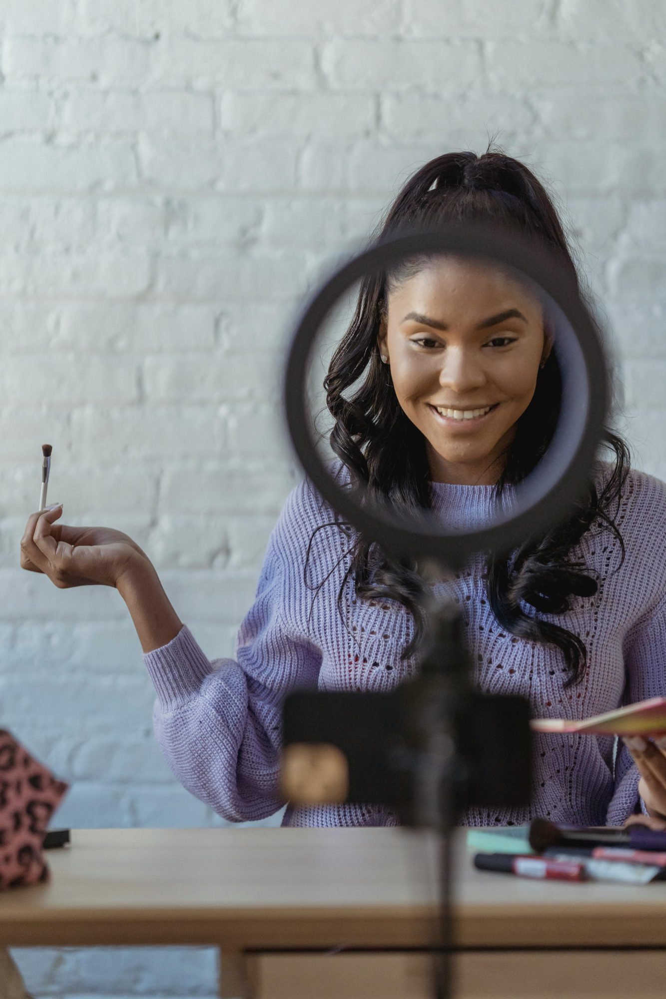 Des formats nes sur les reseaux devenus references mode GRWM Vlogs Moodboards la mode se filme en coulisses Modalova