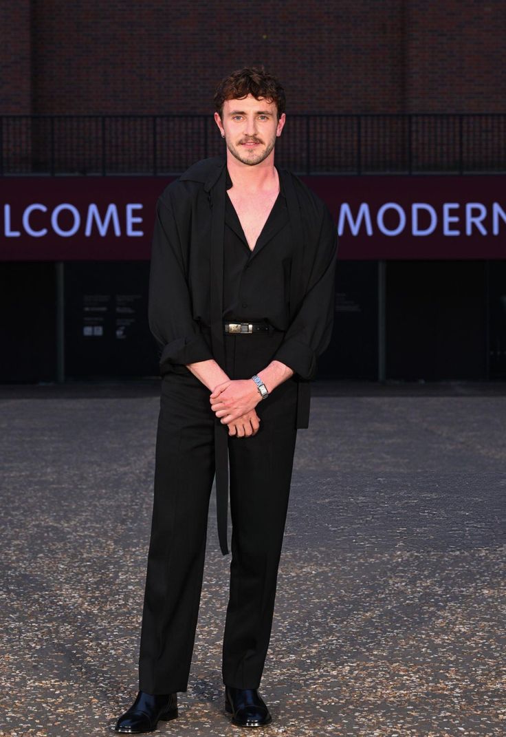 Elegance nocturne la chemise entre sensualite et sobriete 1 Chemises et contrastes 5 looks cles pour la rentree Modalova