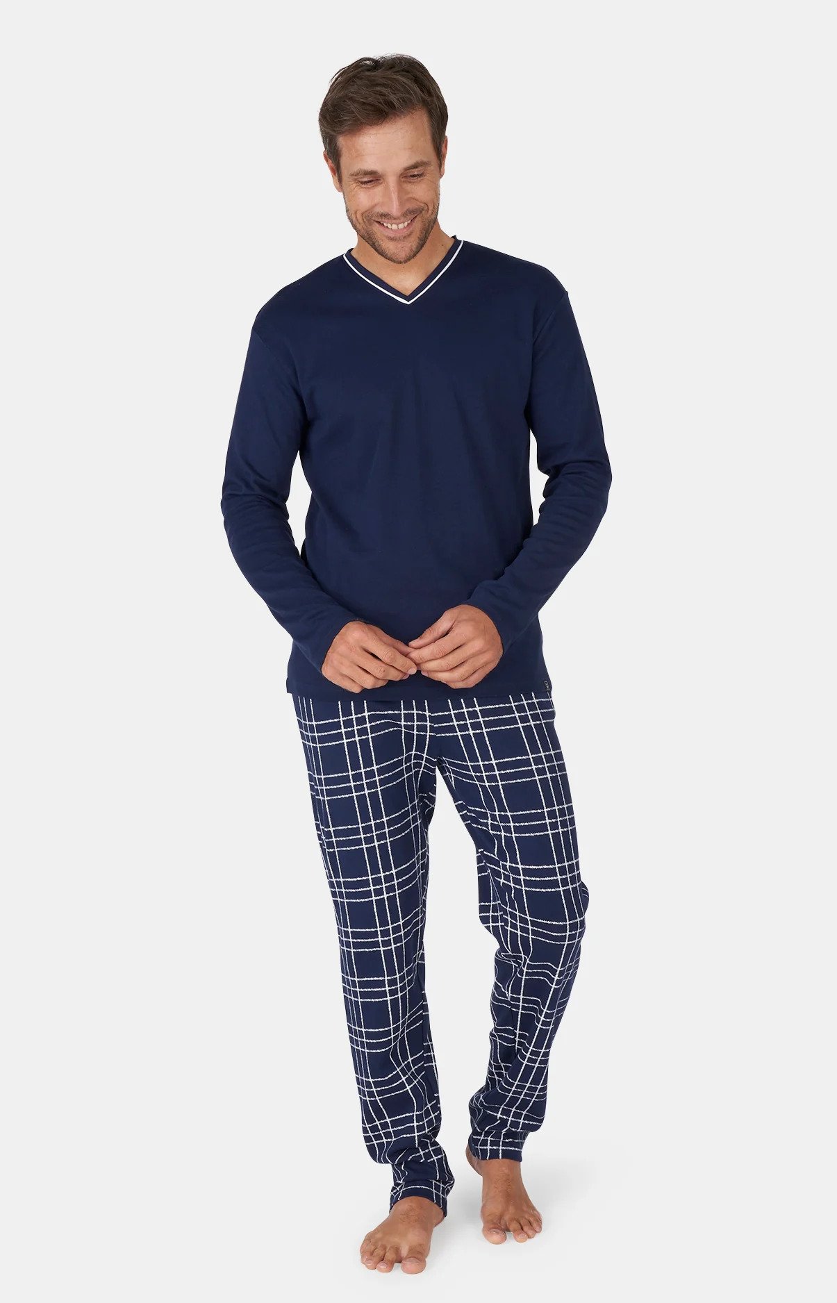Un vetement de nuit pour ceux qui cultivent lallure Pyjama homme lirreverence discrete du casual chic Modalova