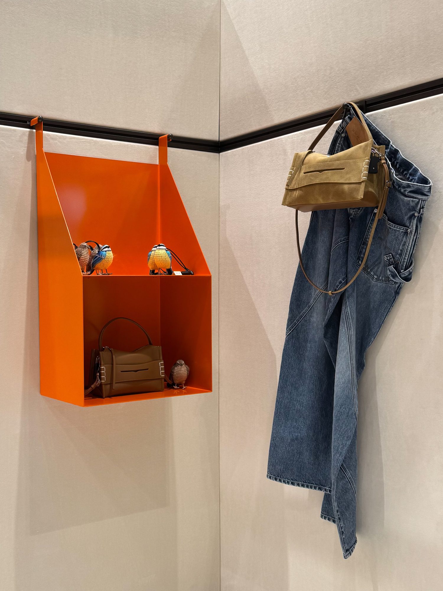 Pop-up JW Anderson x Galeries Lafayette, das elegante Handwerk 16 Pop-up JW Anderson x Galeries Lafayette Pauline PINOT Modalova 7