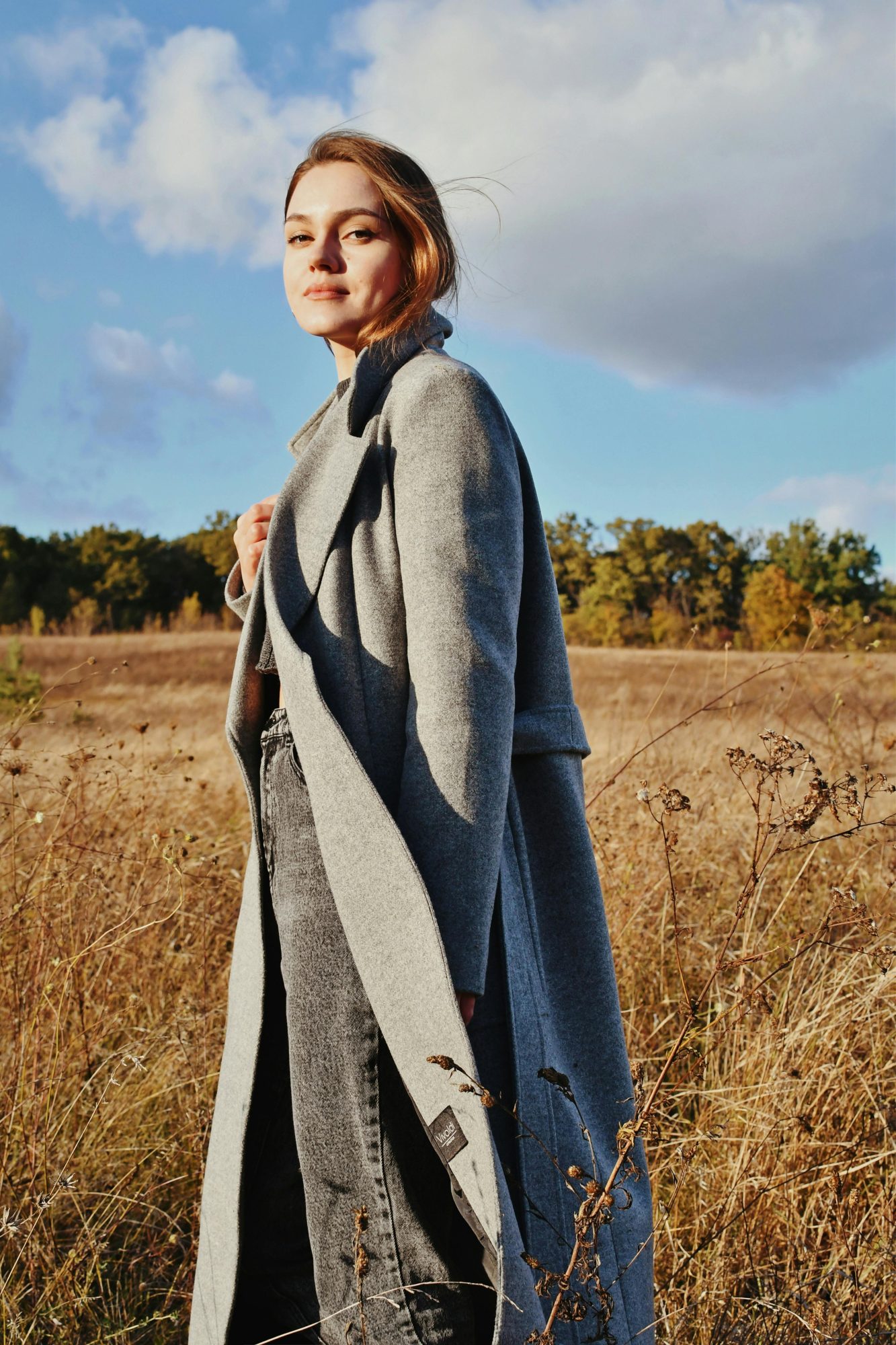 Une silhouette dhiver repensee 1 Lhiver en mode signature entre elegance assumee et modernite Modalova