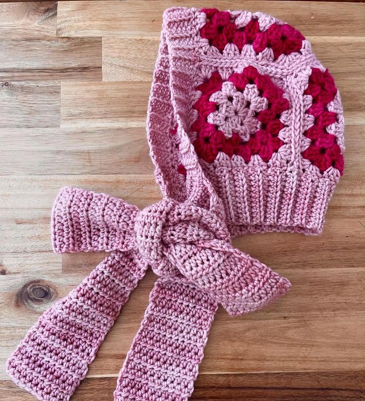 Modell einer Häkelbalaclava mit Knoten DIY