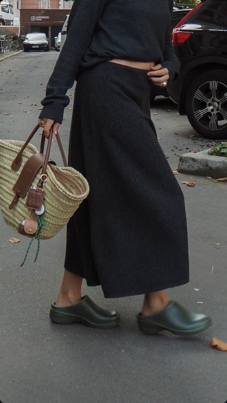 Damen Outfit Stadt mit Gartenclogs
