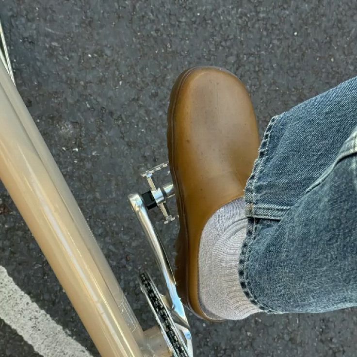 Wie man Gartenclogs in einem Stadtlook trägt