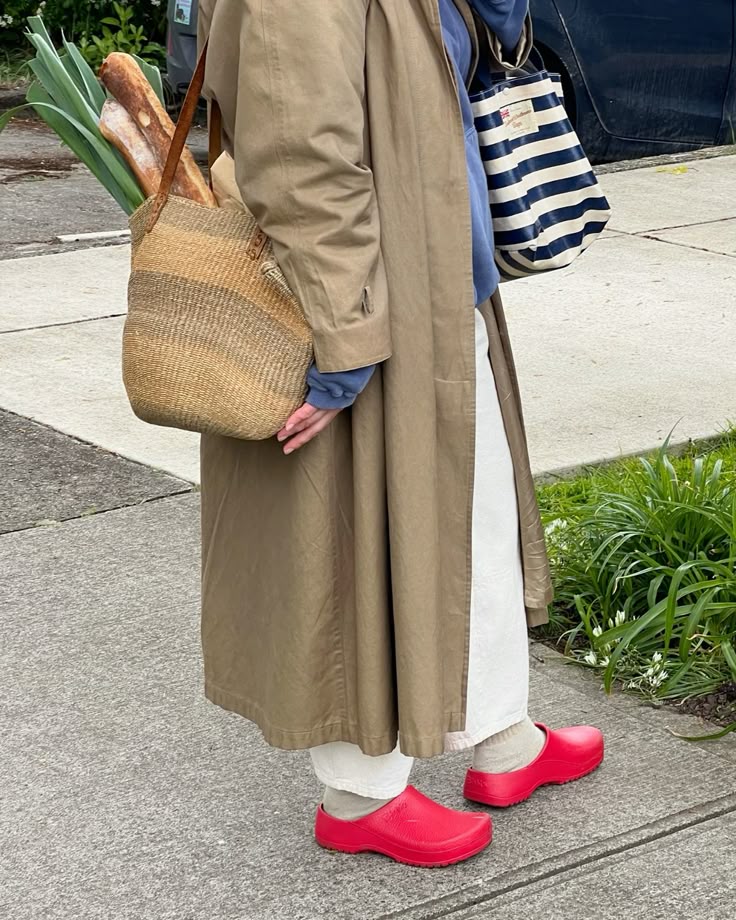 Look mit bunten Gartenclogs