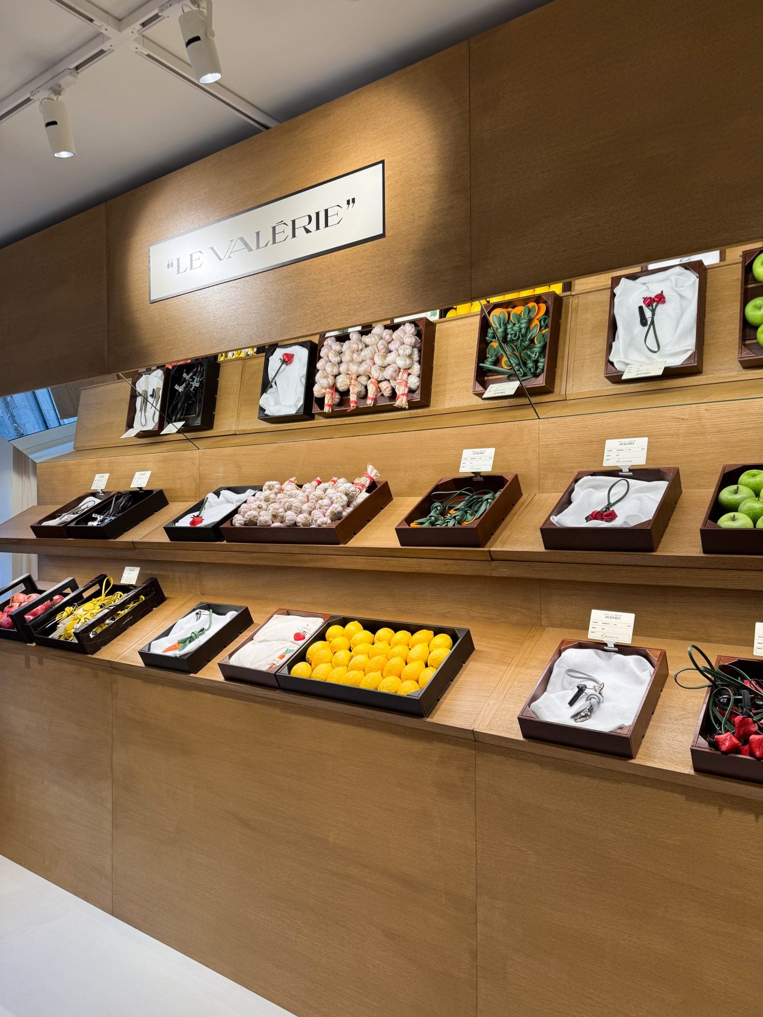 Entdecken Sie die neue Tasche Le Valérie auf dem Jacquemus-Markt 6 Der Markt Jacquemus Charms für Handtaschen