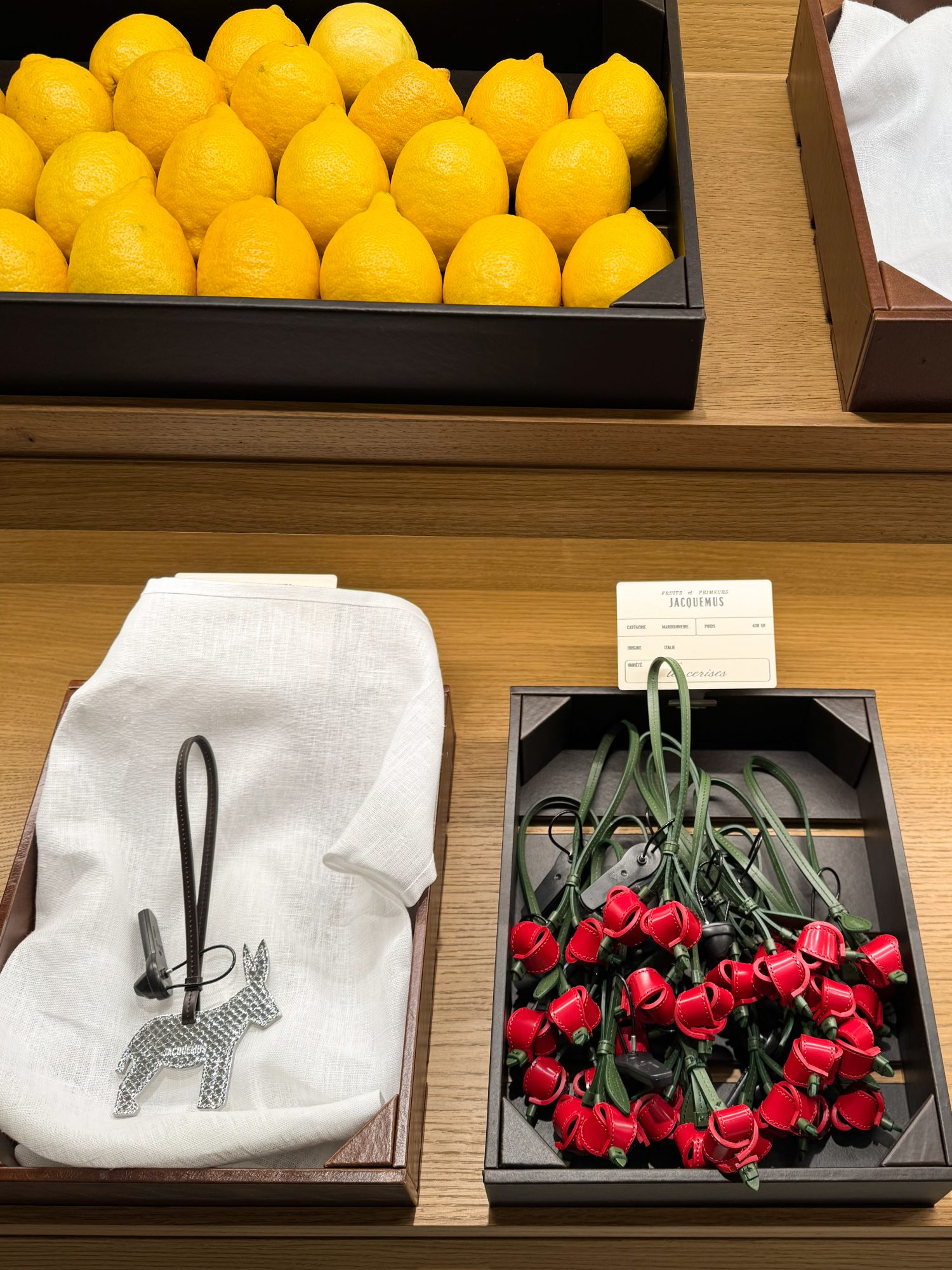 Entdecken Sie die neue Tasche Le Valérie auf dem Jacquemus-Markt 10 Charm Esel Markt Jacquemus Le Paysan