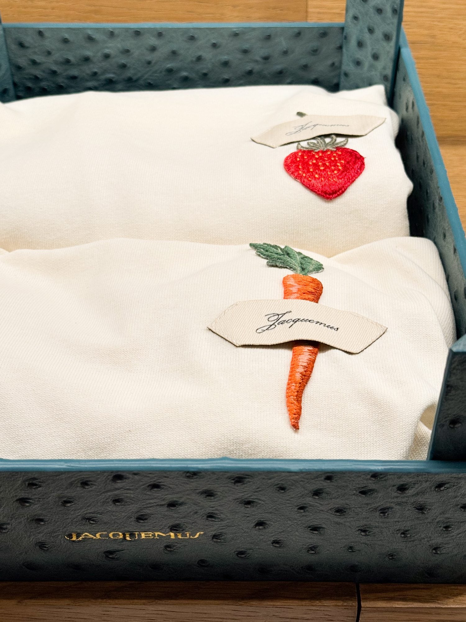 Entdecken Sie die neue Tasche Le Valérie auf dem Jacquemus-Markt 24 T-Shirt Jacquemus Le Paysan