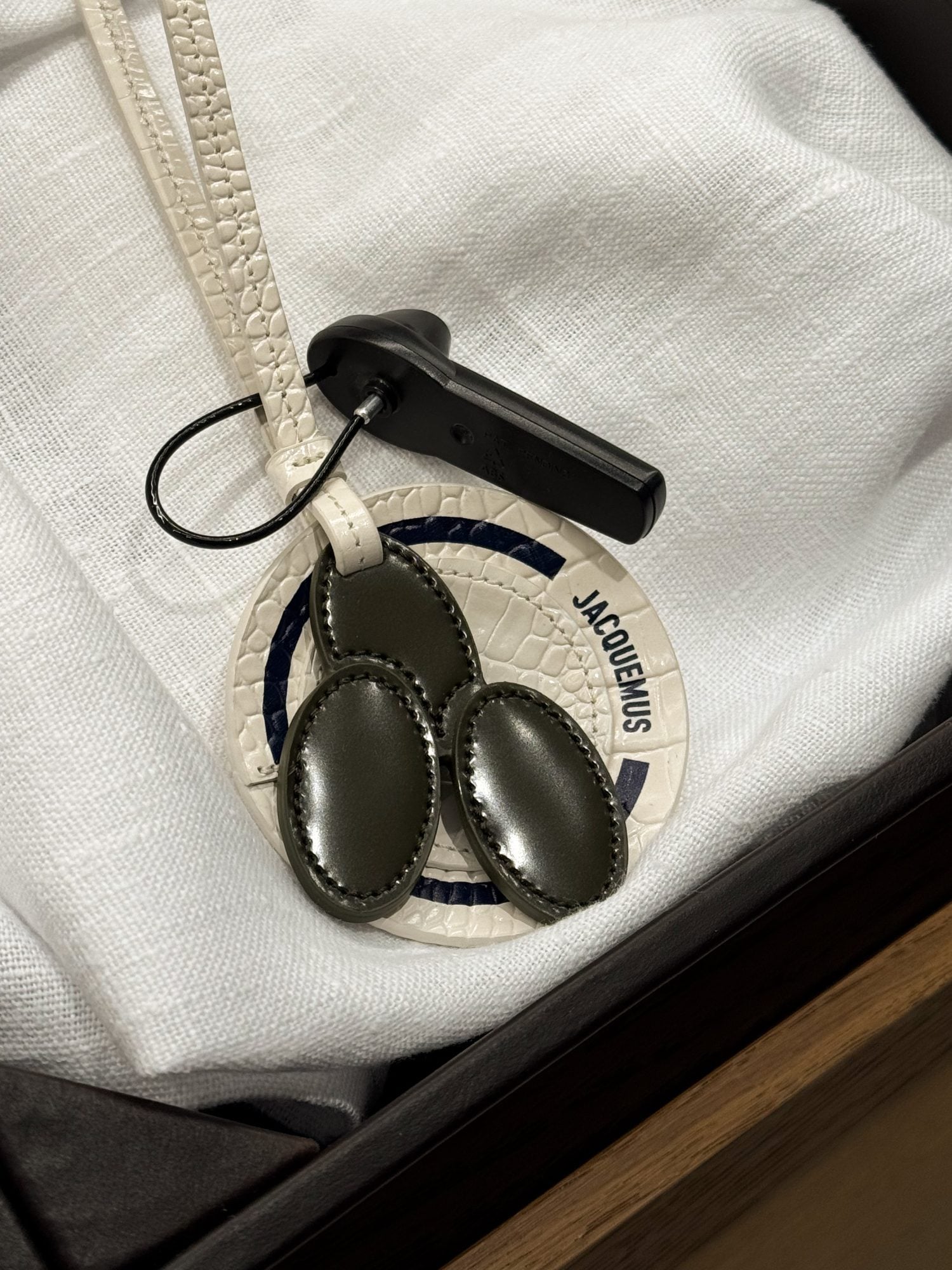 Entdecken Sie die neue Tasche Le Valérie auf dem Jacquemus-Markt 20 Charm Oliven Markt Jacquemus Le Paysan