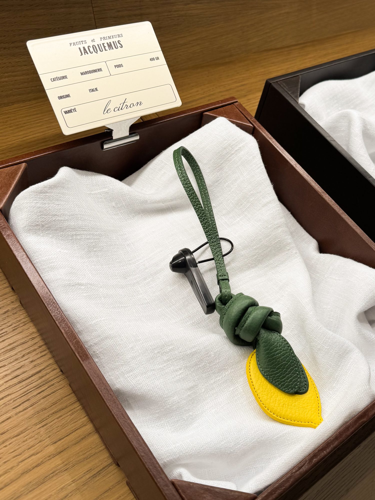 Entdecken Sie die neue Tasche Le Valérie auf dem Jacquemus-Markt 12 Charm Zitrone Markt Jacquemus Le Paysan