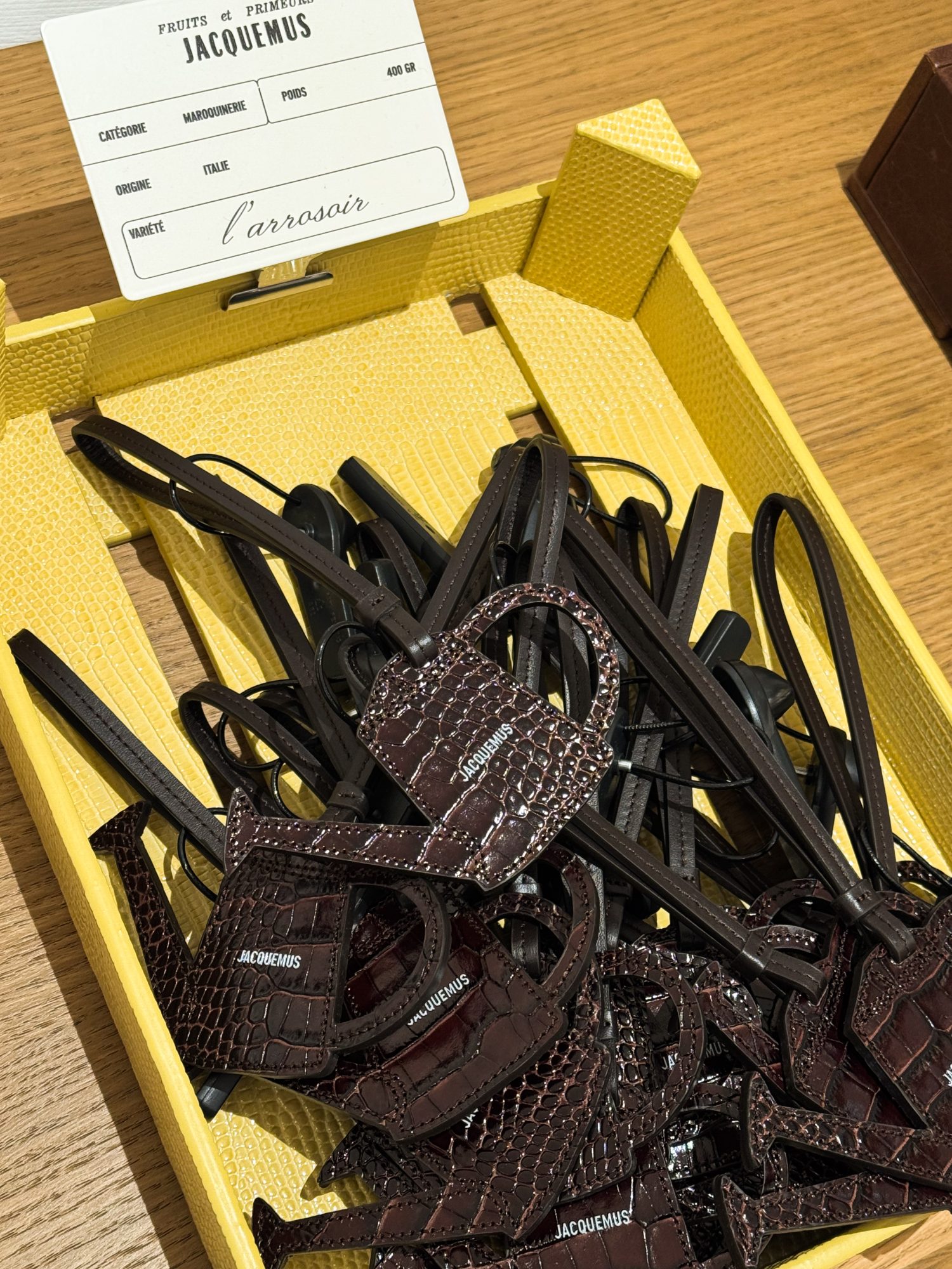 Entdecken Sie die neue Tasche Le Valérie auf dem Jacquemus-Markt 18 Charm Gießkanne Markt Jacquemus Le Paysan